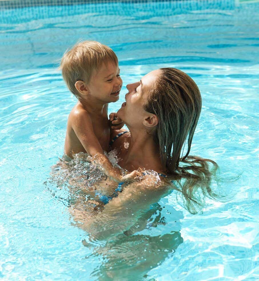 Mãe e filho brincando na piscina do BS Botanic Eusébio